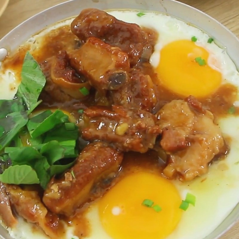 Bước 4 Hoàn thành món ăn Bánh mì chảo sườn kho