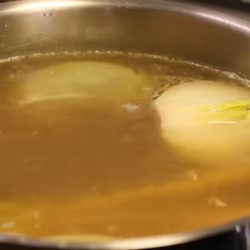 Bước 4 Hoàn thiện nước lèo Bún chả cua Huế