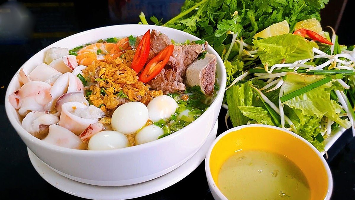 Hủ tiếu mực tôm trứng cút