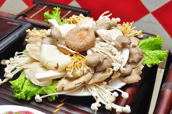 Bước 1 Sơ chế nguyên liệu Lẩu gà nấm