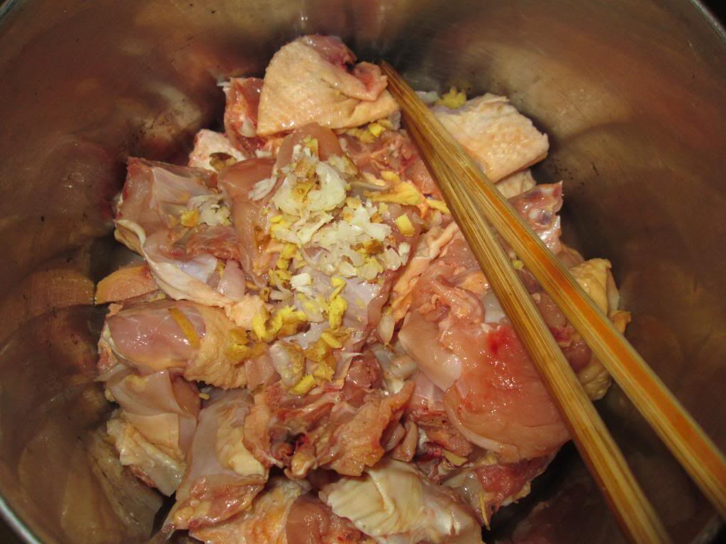 Bước 2 Ướp thịt gà nấu lẩu Lẩu gà nấm