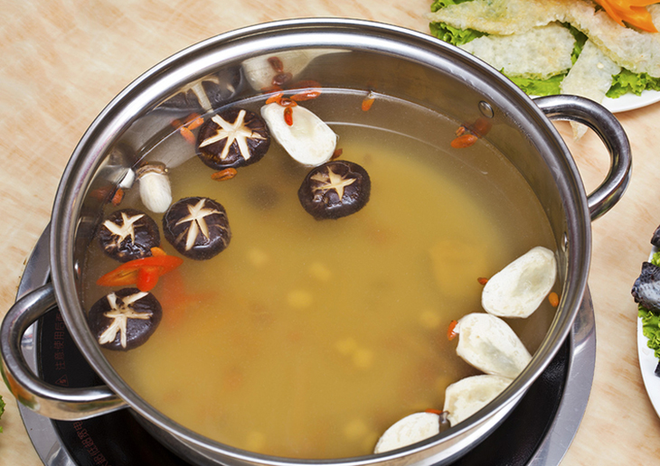 Bước 3 Nấu nước dùng lẩu gà Lẩu gà nấm