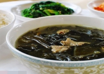 huong dan chi tiet cach nau canh rong bien chuan vi han quoc cuc ngon 2 760x367 1
