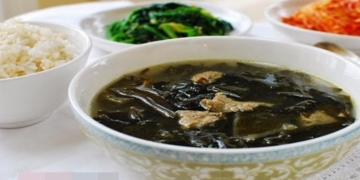 huong dan chi tiet cach nau canh rong bien chuan vi han quoc cuc ngon 2 760x367 1
