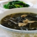 huong dan chi tiet cach nau canh rong bien chuan vi han quoc cuc ngon 2 760x367 1