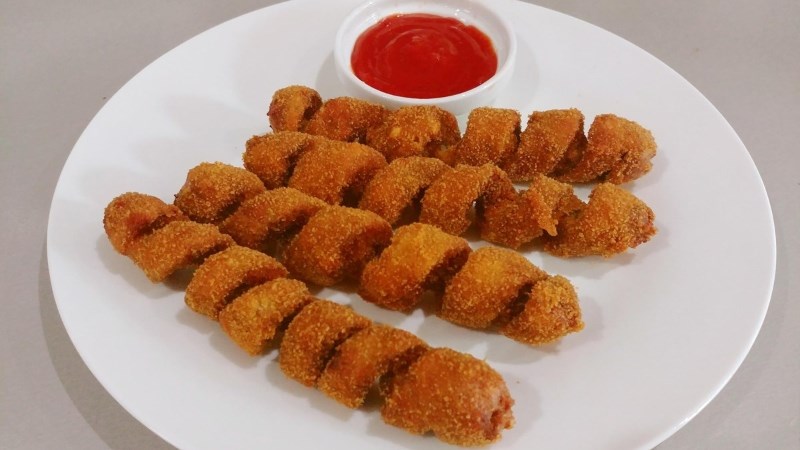 Xúc xích lốc xoáy chiên xù