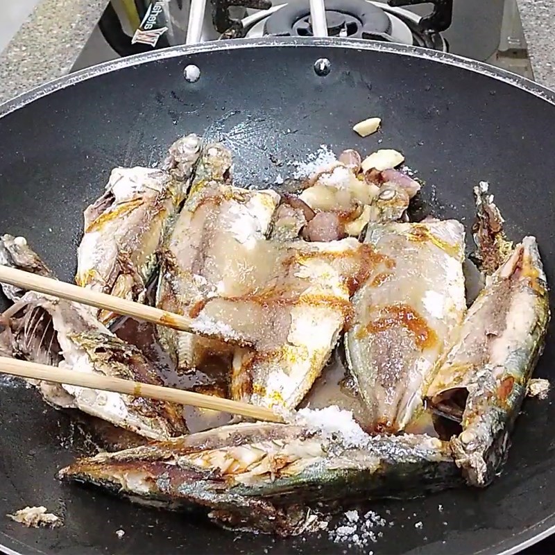 Bước 4 Kho cá Cá bạc má kho lạt