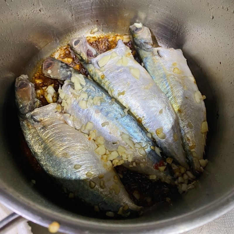 Bước 3 Kho cá Cá bạc má kho tỏi ớt