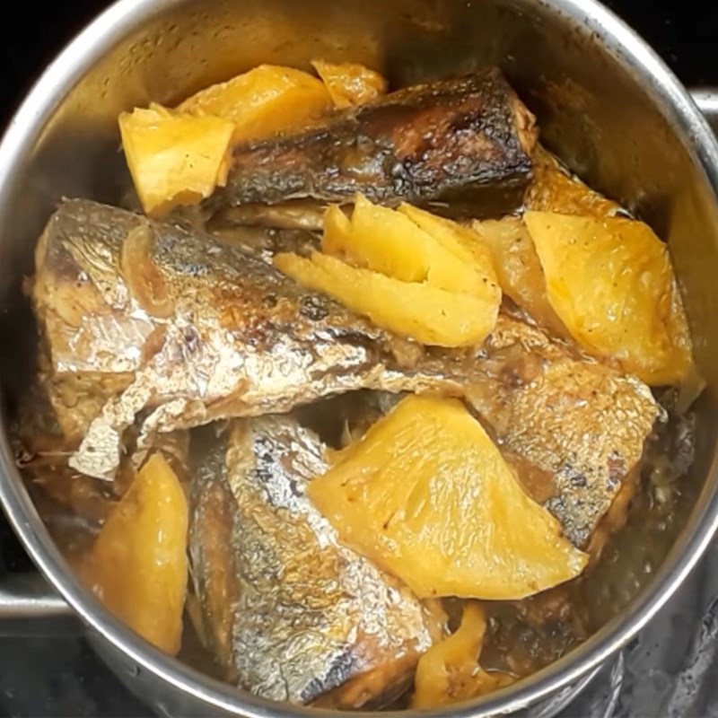 Bước 5 Kho cá Cá bạc má kho dứa (kho thơm)
