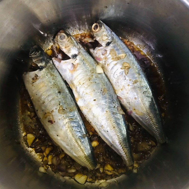 Bước 3 Kho cá Cá nục kho tiêu (công thức được chia sẻ từ người dùng)