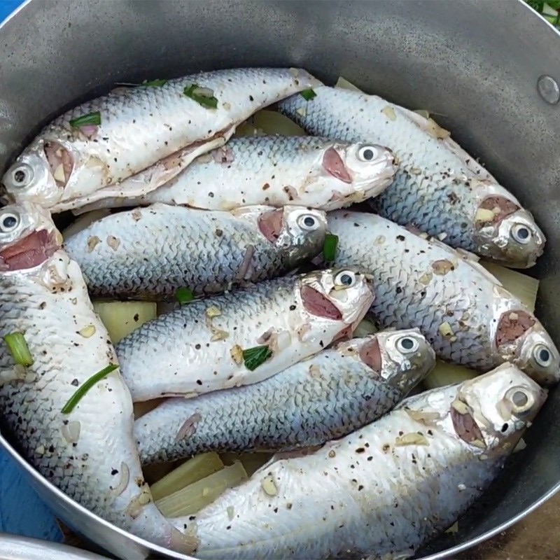 Bước 3 Kho cá Cá linh kho mía