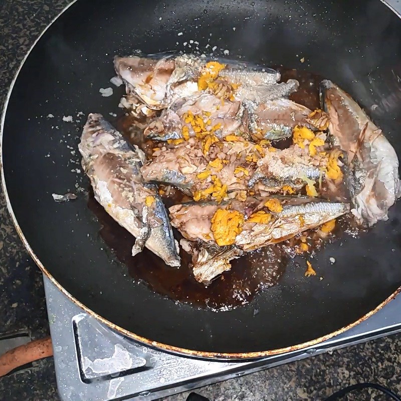 Bước 3 Kho cá Cá nục kho nghệ