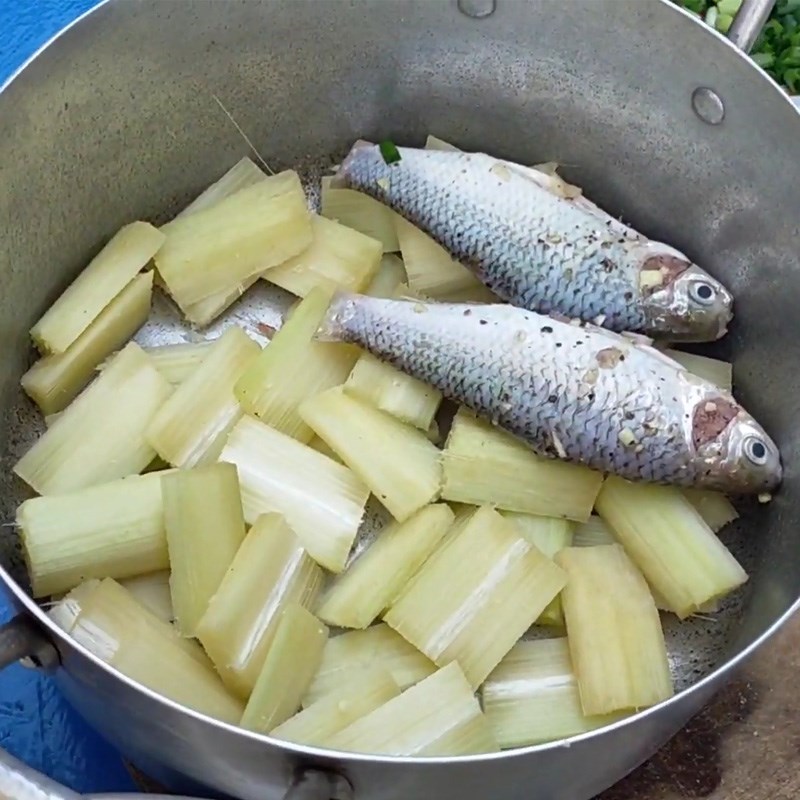 Bước 3 Kho cá Cá linh kho mía