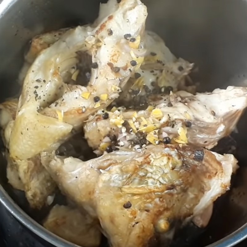 Bước 4 Kho cá diêu hồng Cá diêu hồng kho tiêu với thịt ba chỉ