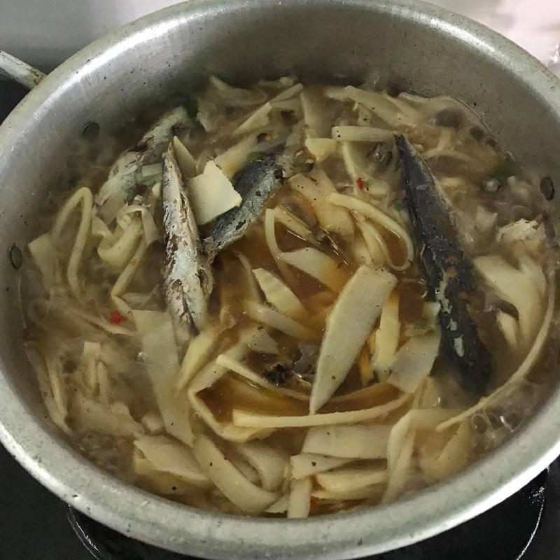 Bước 3 Kho cá với măng Cá nục kho măng