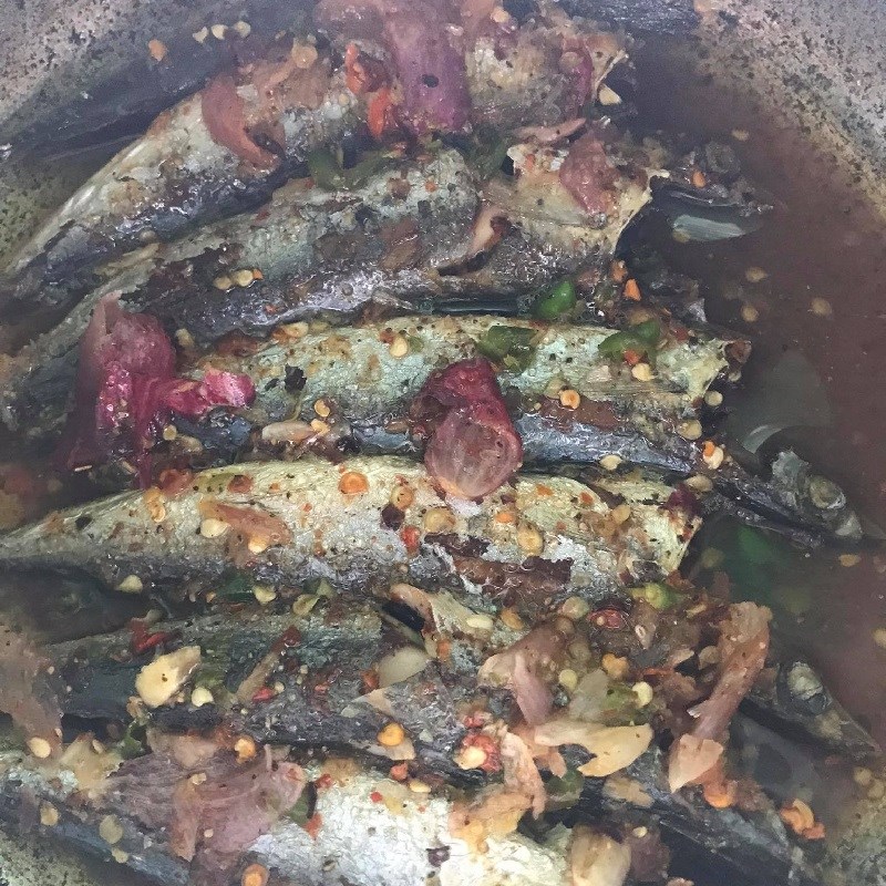 Bước 3 Kho cá với măng Cá nục kho măng