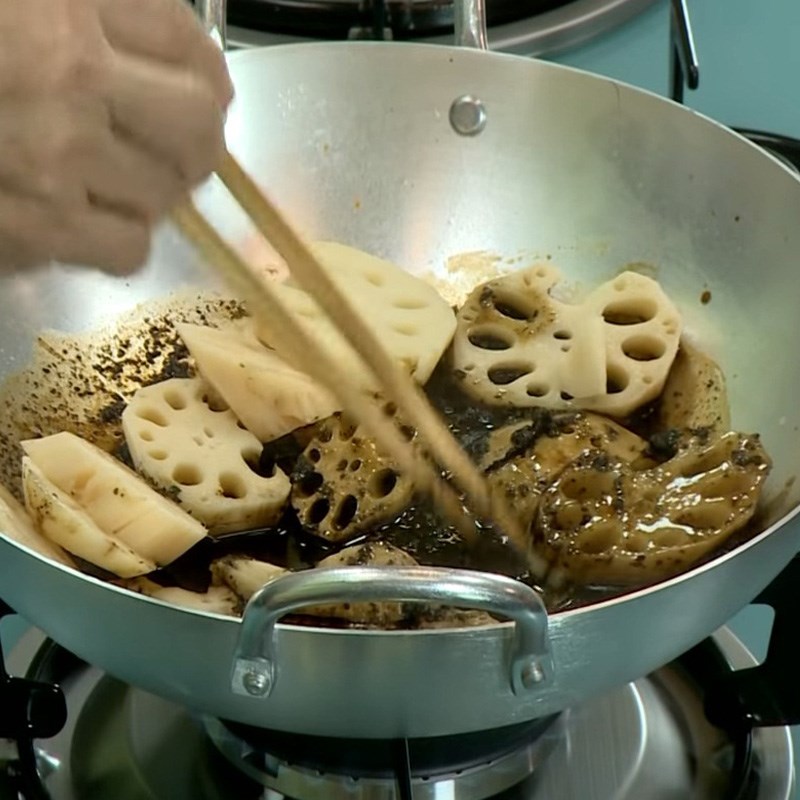 Bước 3 Kho củ sen Củ sen kho tiêu