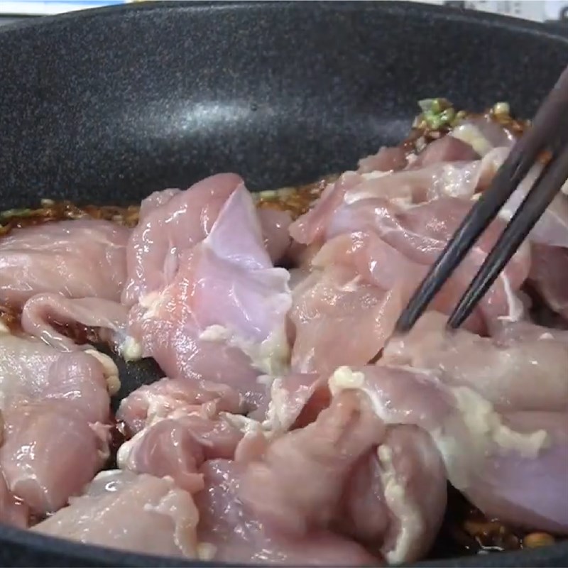 Bước 3 Kho gà Gà kho tiêu xay