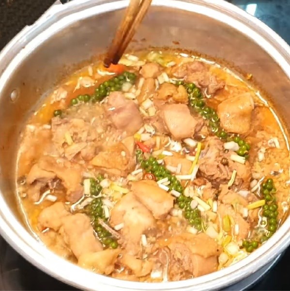 Bước 4 Kho gà Gà kho tiêu xanh