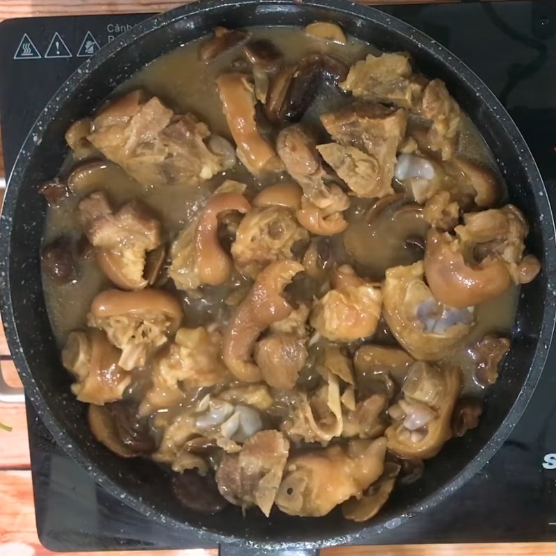 Bước 4 Kho giò heo Giò heo kho nấm đông cô