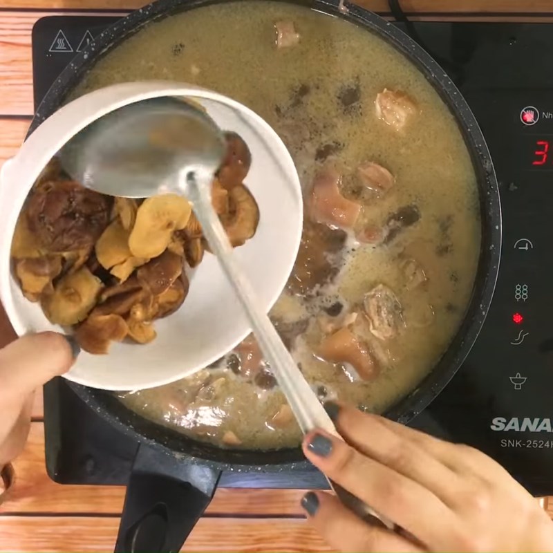 Bước 4 Kho giò heo Giò heo kho nấm đông cô