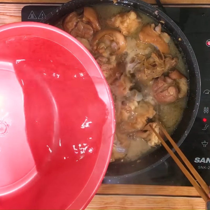 Bước 4 Kho giò heo Giò heo kho nấm đông cô