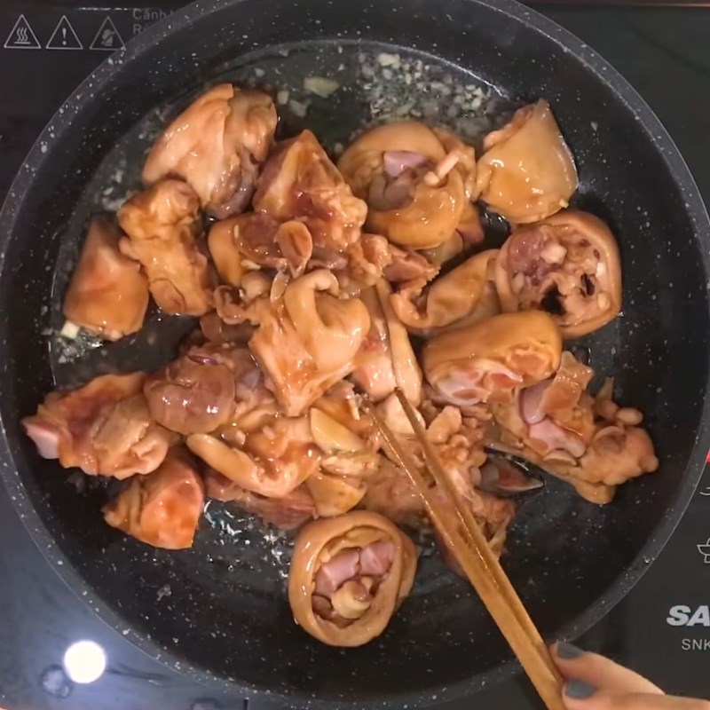Bước 4 Kho giò heo Giò heo kho nấm đông cô