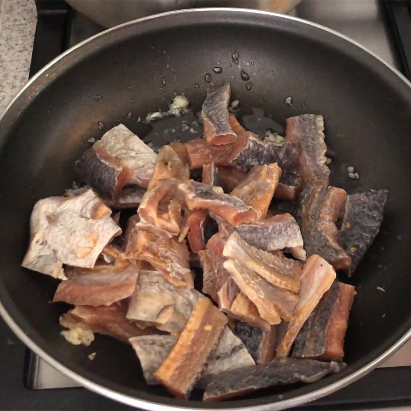 Bước 3 Kho khô cá lóc Khô cá lóc kho thơm