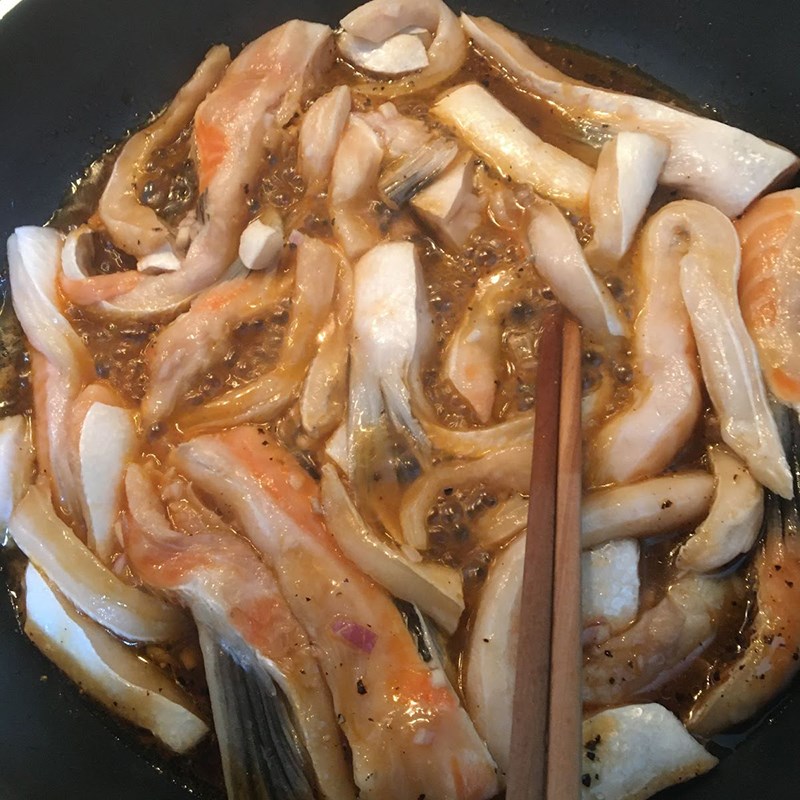 Bước 2 Kho lườn cá Lườn cá hồi kho tiêu