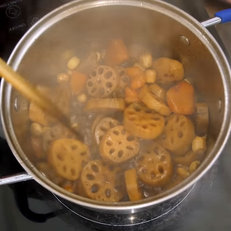 Bước 3 Kho món ăn Củ sen kho hạt sen