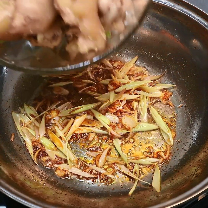 Bước 4 Kho móng giò Móng giò kho sả ớt