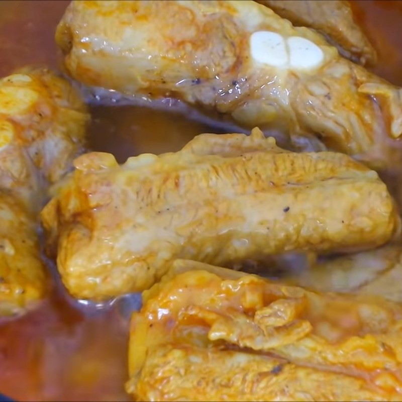 Bước 4 Kho nguyên liệu Cá mòi kho sườn non