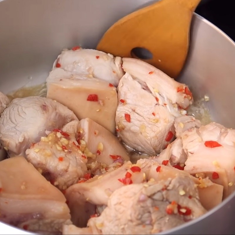 Bước 4 Kho thịt Thịt kho trứng muối
