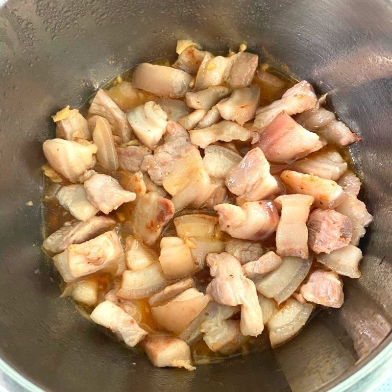 Bước 4 Rim thịt ba chỉ Thịt ba chỉ rim mặn ngọt