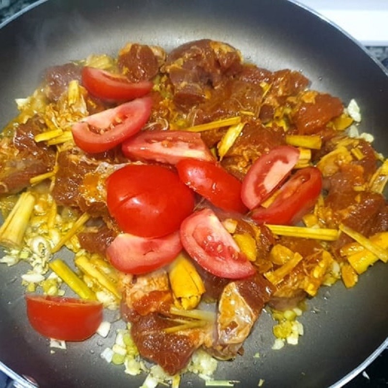 Bước 3 Kho thịt bò Thịt bò kho cà rốt với nước dừa