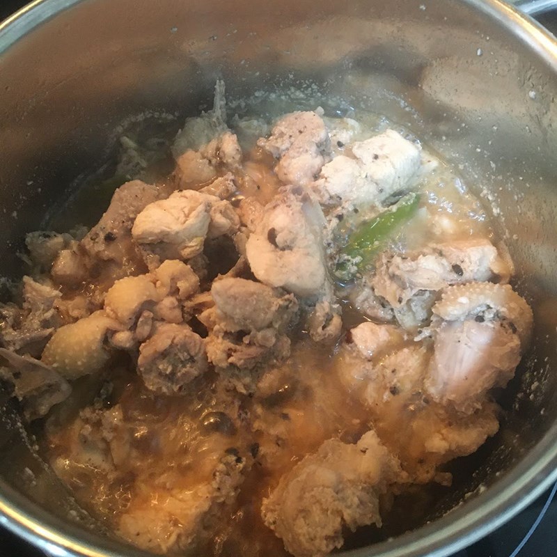 Bước 2 Kho thịt gà Gà kho tiêu