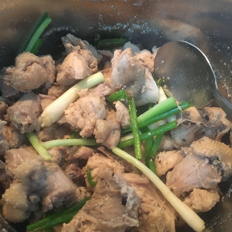 Bước 2 Kho thịt gà Gà kho tiêu