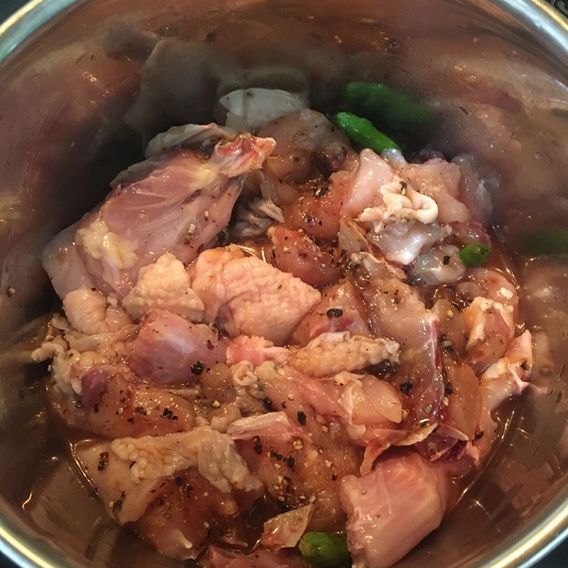 Bước 2 Kho thịt gà Gà kho tiêu