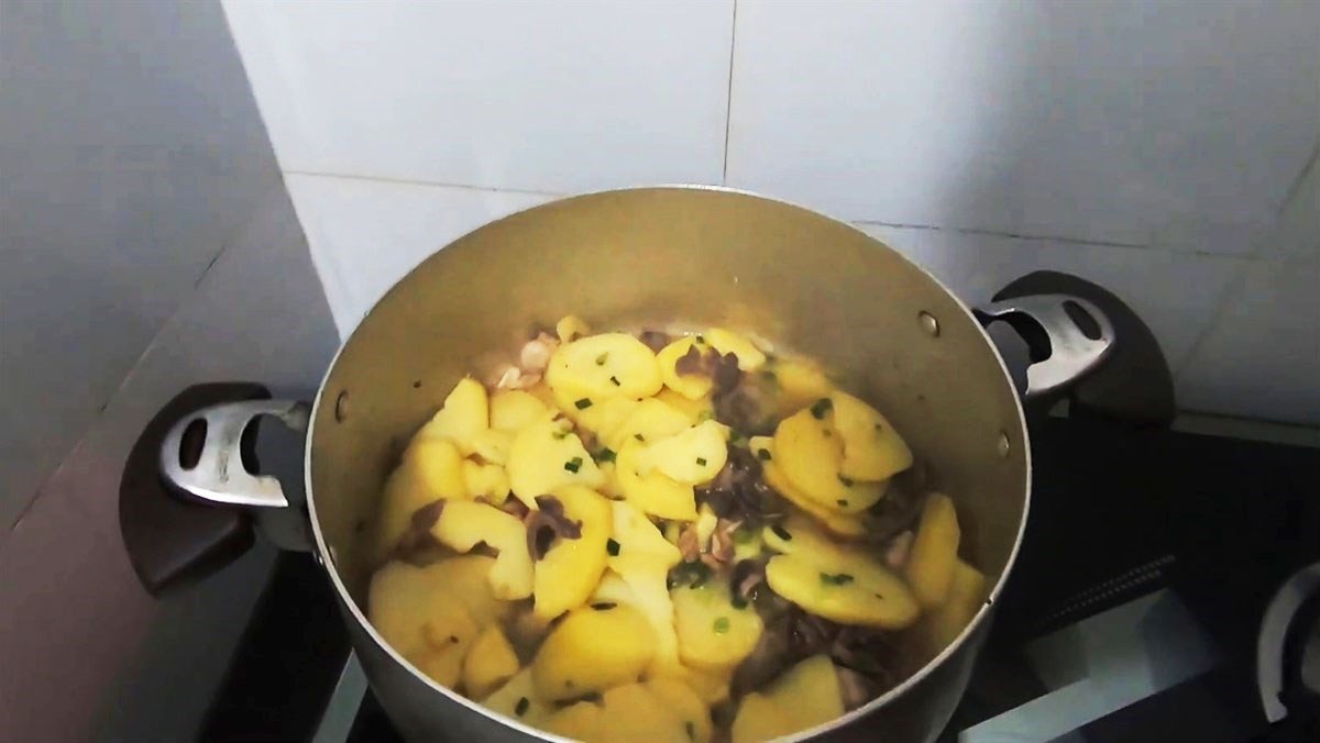 Khoai tây xào lòng gà