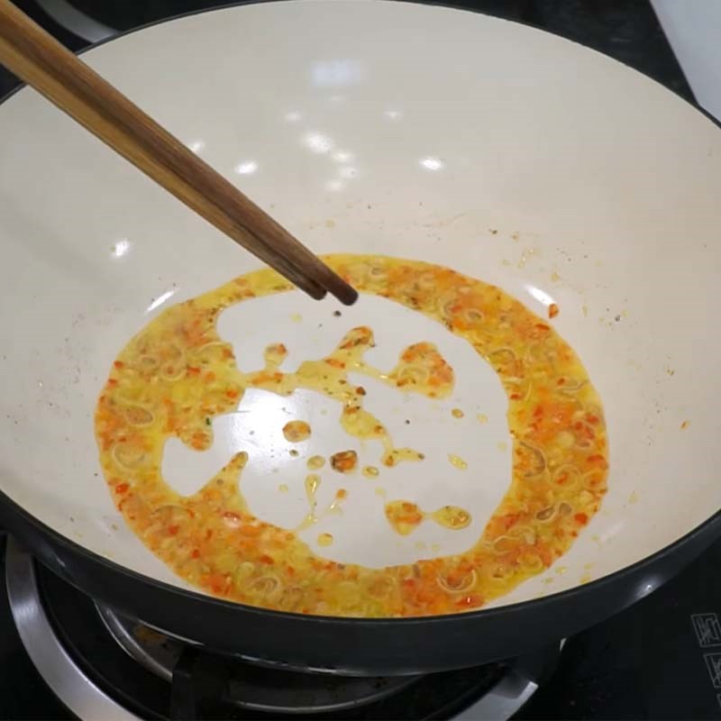 Bước 4 Khử nén và xào gà Mì quảng gà Đà Nẵng