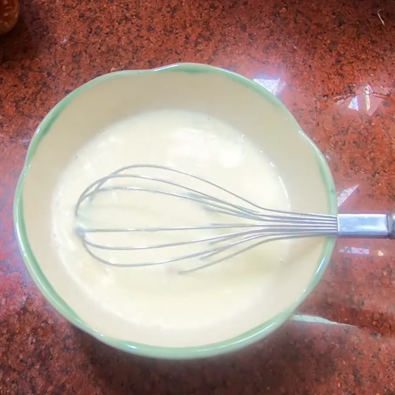 Bước 1 Khuấy hỗn hợp sữa Bánh doremon nhân trứng sữa phô mai