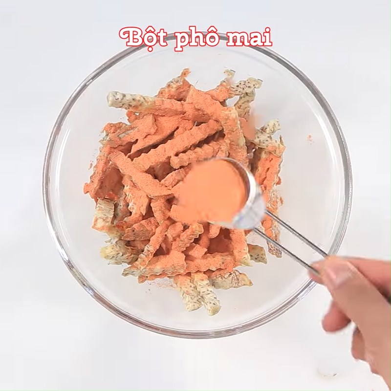 Bước 3 Lắc phô mai khoai môn Snack khoai môn lắc phô mai