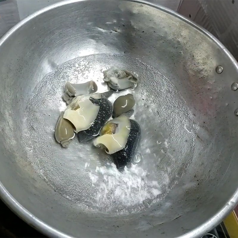 Bước 3 Lấy và cắt ốc Gỏi xoài ốc giác