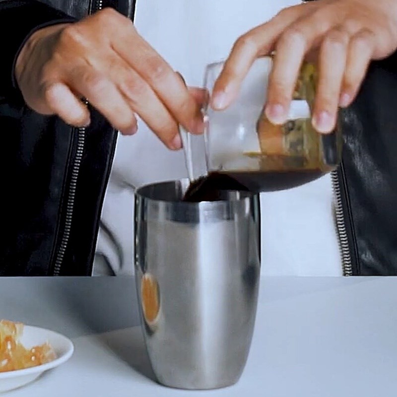 Bước 3 Lắc hỗn hợp cà phê và bưởi Cà phê cappuccino nescafe tequila