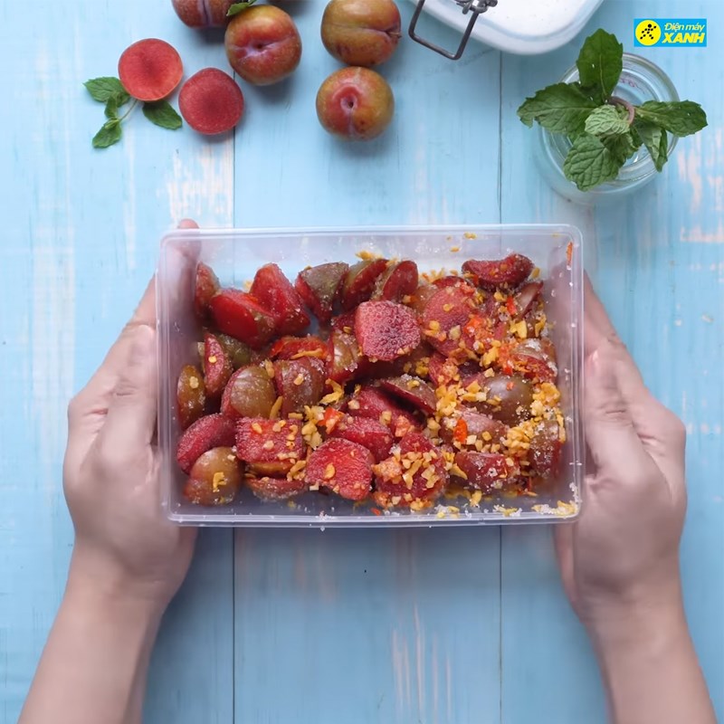 Bước 2 Lắc mận với muối Mận Hà Nội lắc