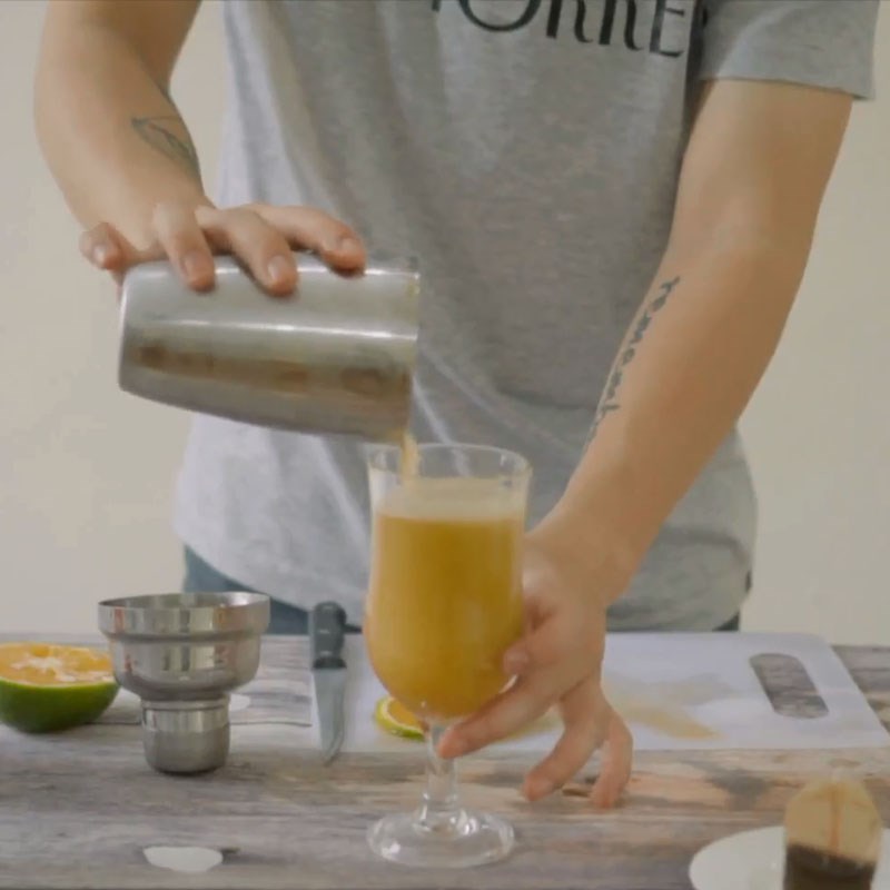 Bước 3 Lắc trà cam quế Trà cam quế