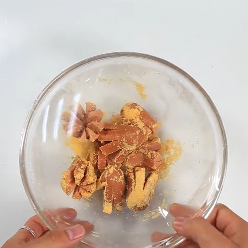 Bước 2 Lắc xúc xích với phô mai Xúc xích bạch tuộc lắc phô mai