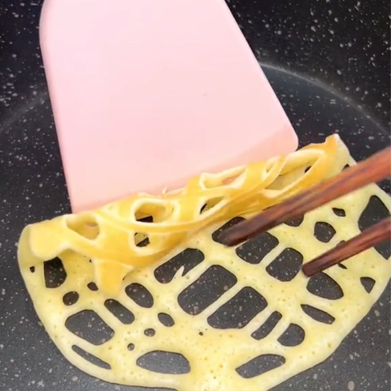 Bước 2 Làm bánh Bánh trứng cuộn (Công thức được chia sẻ từ Tiktok Cách Nấu Ngon cùng Cách Nấu Ngon)