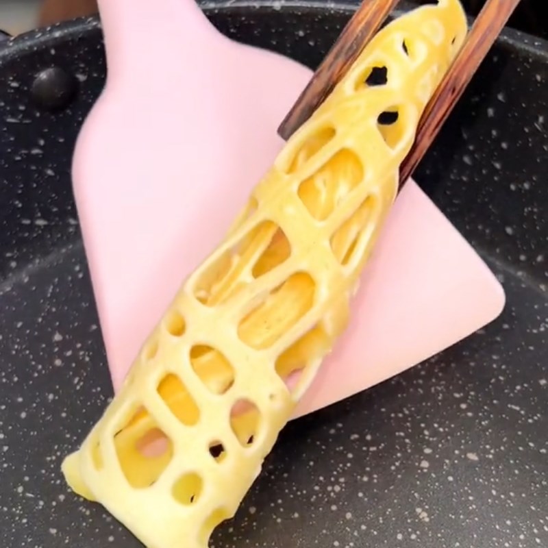 Bước 2 Làm bánh Bánh trứng cuộn (Công thức được chia sẻ từ Tiktok Cách Nấu Ngon cùng Cách Nấu Ngon)