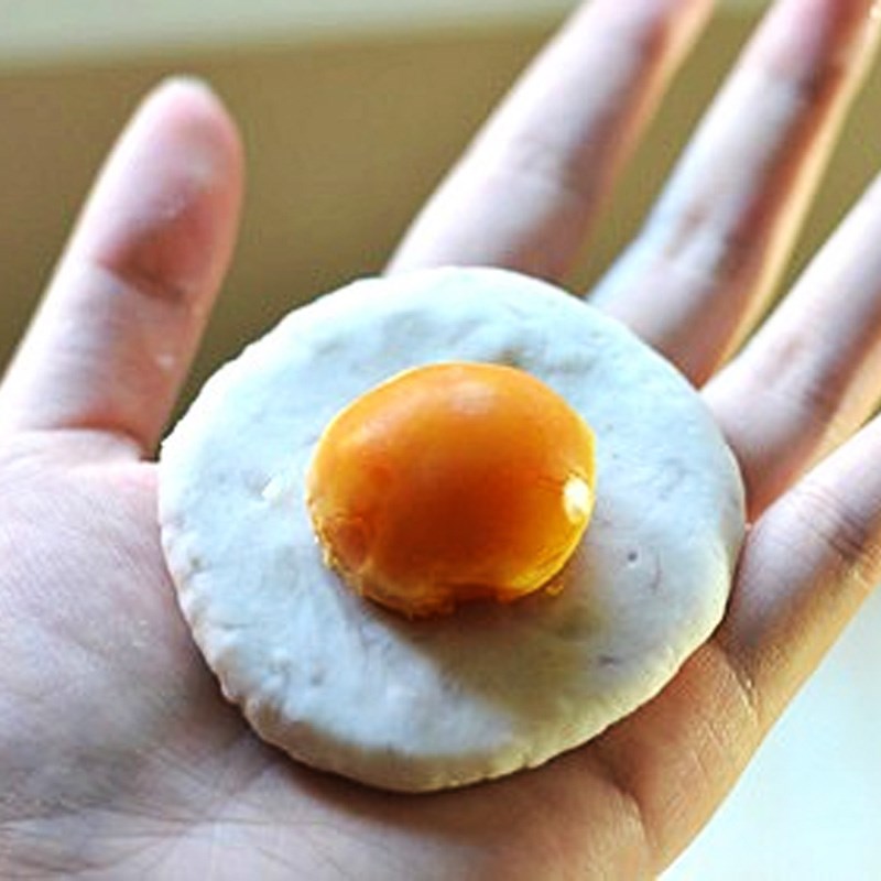 Bước 4 Vo bánh Khoai môn chiên xù nhân trứng muối